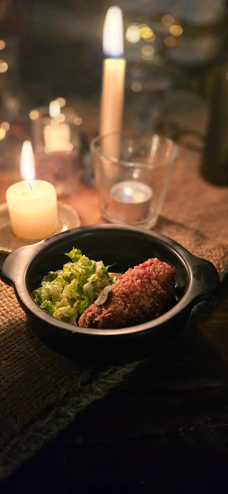 Kerzenbeleuchtete Tapas-Szene