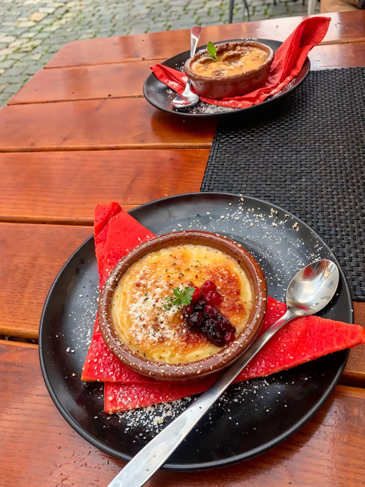 Crème Brûlée mit Puderzucker und Beeren