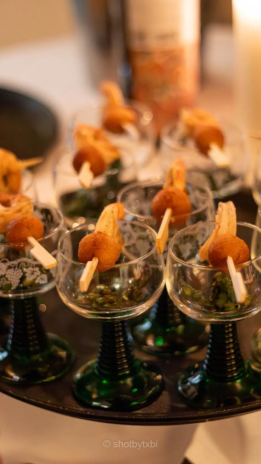 Fingerfood-Spieße in Gläsern angerichtet