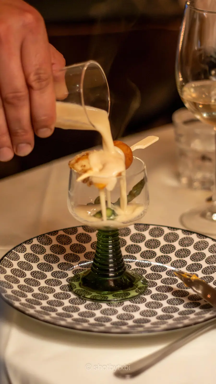 Sauce wird über ein Amuse-Bouche gegossen