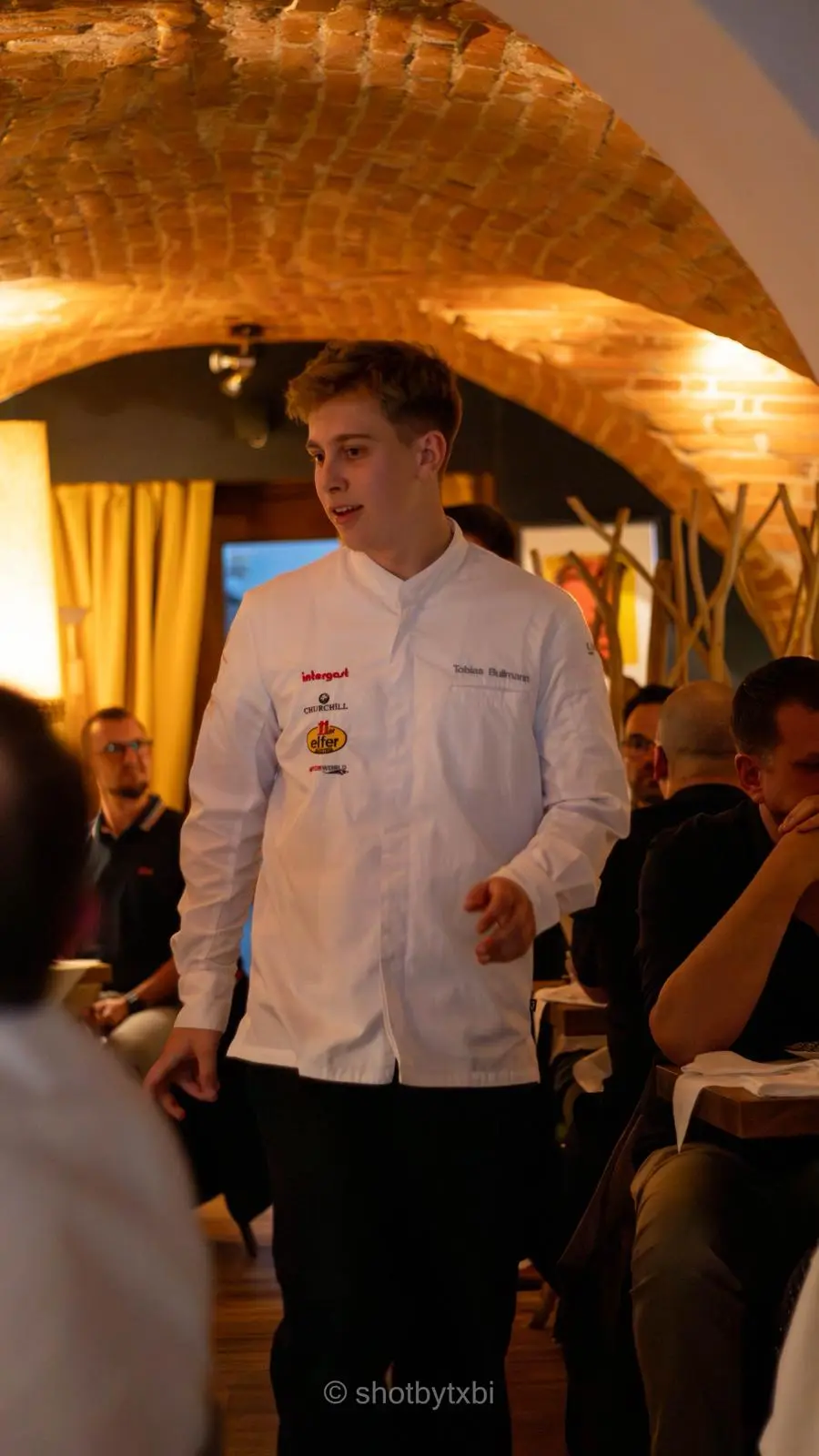 Koch im Gespräch mit Gästen beim Event-Dinner