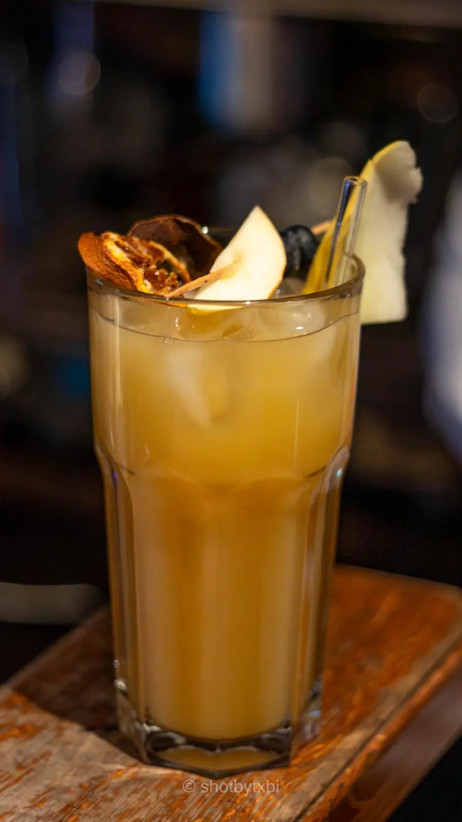 Fruchtiger Cocktail an der Bar
