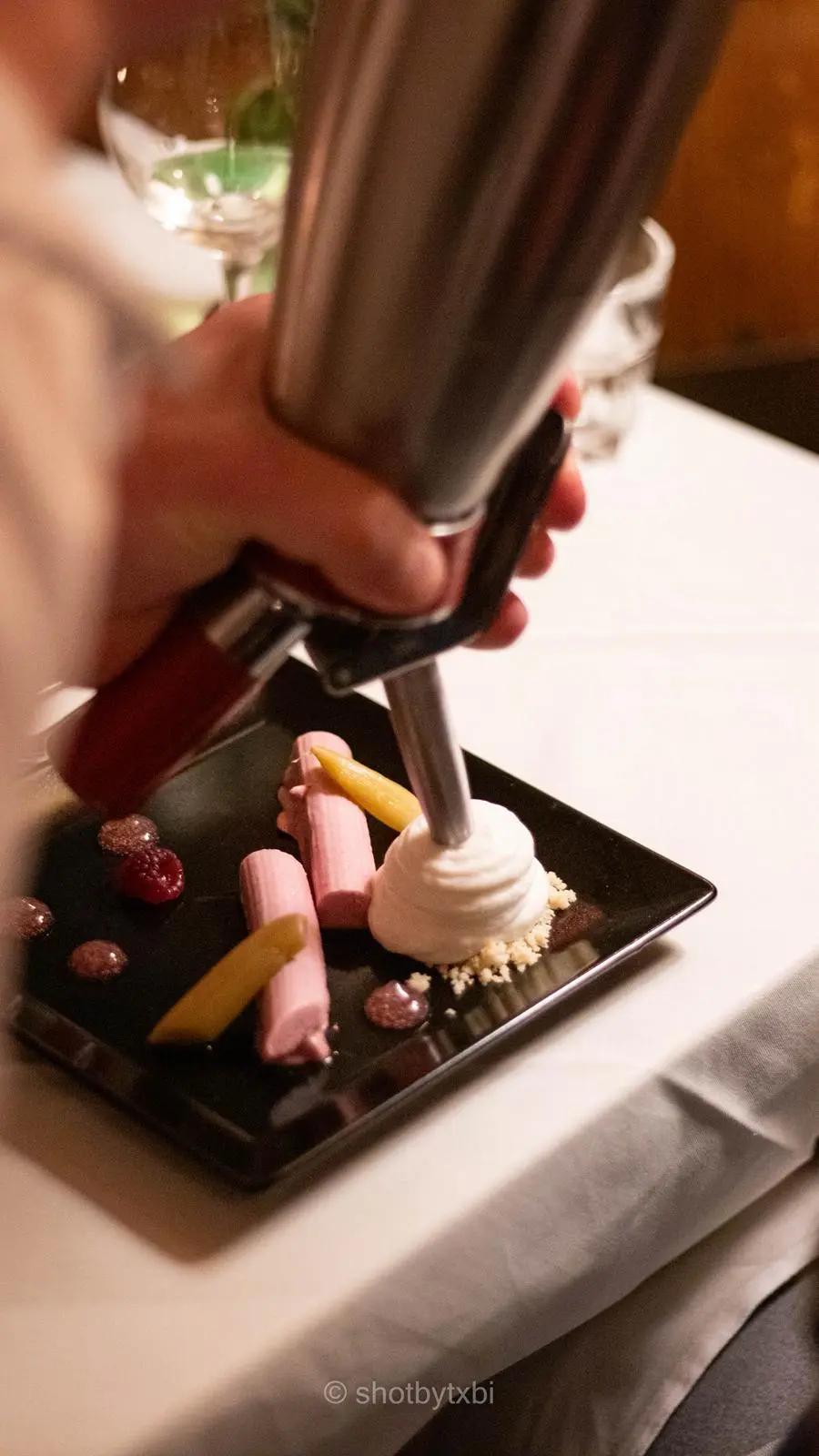 Dessert wird mit Espuma angerichtet
